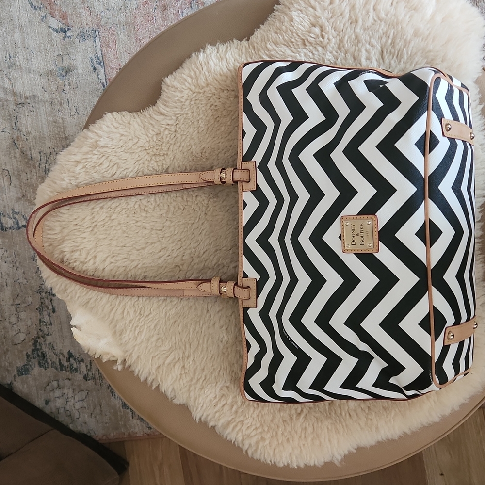 Super Sexy Dooney & Bourke Black & White Zig-Zag Large Tote 🤍🖤